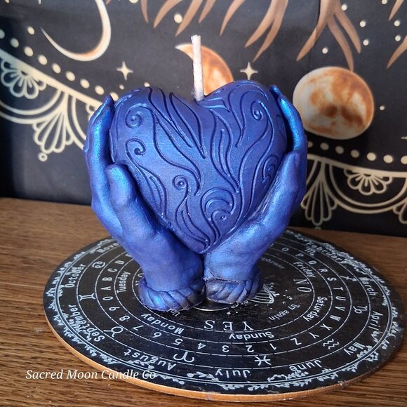 The Alchemist Embrace Saffron and Patchouli Scented Heart in Hands Candle - Picture 6 of 11